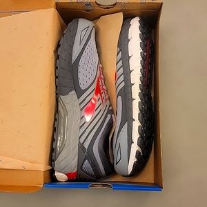 Brooks woman sneaker size 11 extra wide , Ariel'18